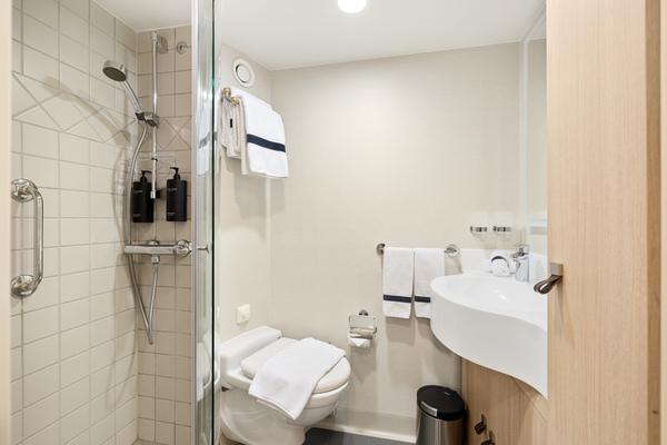 HX Hurtigruten Expeditions MS Fram Expedition Suite Mini Suite 11 ©Espen Mills.jpg